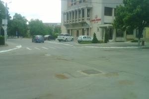 Range Roverul cu care se plimba doamna Bombonica, parcat in fata hotelului Turris.