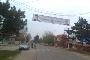 Banner-ul lui Simionescu este aproape de locul unde a facut accidentul mortal.