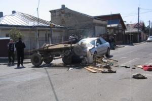 Accident intre un autoturism si o caruta in cartierul Magurele.