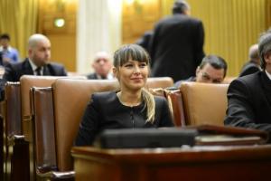 Doi mascarici in Parlament, Catalina Stefanescu si Adi Simionescu. Foto: Mediafax