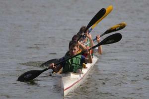 Tinerii turneni sunt interesati de kaioac-canoe.