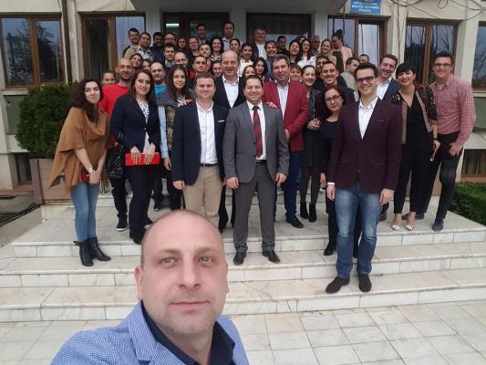 Grup de angajati( calificare inalta in pupincurism) fericiti de  la fabricile PSD din Alexandria.