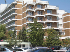 Hotel Comandor aflat in nordul statiunii Mamaia la iesirea spre Navodari. Are 4 stele aer conditiona