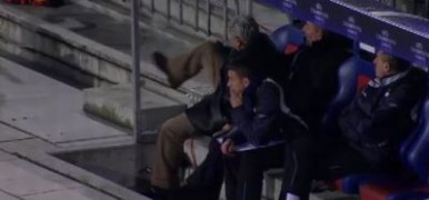 Cartu sparge geamul bancii la Basel.