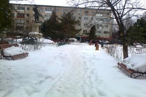 Mobilierul urban asteapta mana unui gospodar sa dea jos zapada