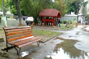 Alti pensionari care asteapta pe banca sa intre in teren.