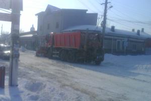 Camion cu lama si sararita, solutia pentru deszapezire.