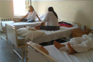 Batranica plangand in Spitalul din Turnu Magurele: nici paine nu ne mai da.