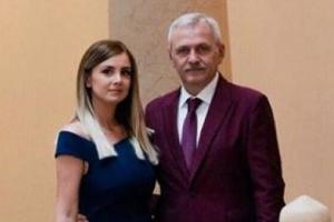 Fetita cu fundita.
