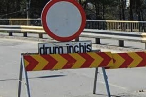 Drum inchis.