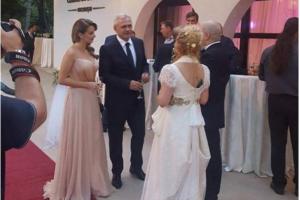 Liviu Dragnea si-a scos gagica la o nunta.