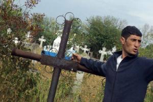 Gabriel Stan, ghidul reporterilor de la Evenimentul Zilei in cimitirul de la Ciuperceni.