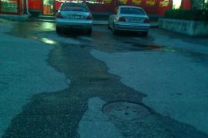Smecherasii isi parcheaza masinile in fata magazinului Penny.