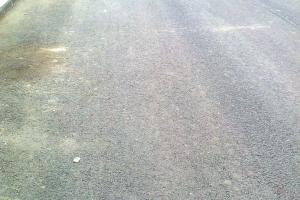 Nici pe Strada Castanilor nu s-a turnat stratul de uzura.
