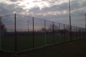 Terenul de sport al scolii se afla la cateva zeci de metri de toaleta lui Burtan.