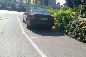 Toyota Avensis, autoturismul lui Marin Cune, parcata in fata Prefecturii Teleorman.