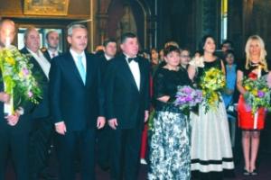 Liviu Dragnea si Bombonica Dragnea ii incadreaza pe Savin si sotia acestuia in biserica din Busteni.