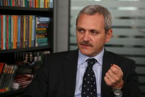 Liviu Dragnea asteapta emotionat sentinta. Va avea timp in inchisoare sa citeasca multe dintre cartile din spatele sau.