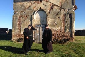 Ruinele vechii manastiri si doi dintre calugari. foto:romanialibera