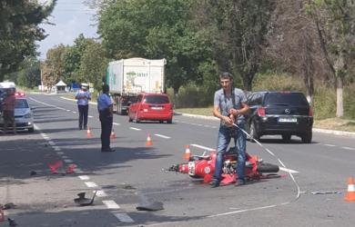 Alo,112, Politia, etc! Pericol la traficul rutier. Nelu Ovedenie, in dreptul portii, a trasat cu vopsea neagra peste linia continua de la drumul recent reabilitat