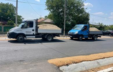 Asa sa fie?! Doi politisti, din Dracea si Salcia, transporta nisip chiar si in timpul programului de lucru - comentariul zilei