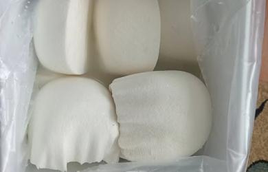 O delicatesa. Cea mai buna (una dintre) branza de vaca din aceasta zona: 30 de lei - vinde o femeie, in jur de 60 ani, in fata la Profi Central, din galeata