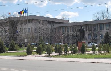 CJ Teleorman, una dintre cele mai mari fabrici din acest judet, isi curata cele 320 de aparate de aer conditionat. Conditii vatamatoare. Spor la munca celor care se duc la munca