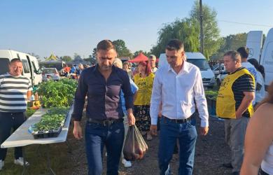 Fapte, nu marketing politic. Politicienii joaca teatru, nu cumpara de la producatori locali. Plasa cu legume si atat. Unde sunt ouale, carnea, lactatele, etc