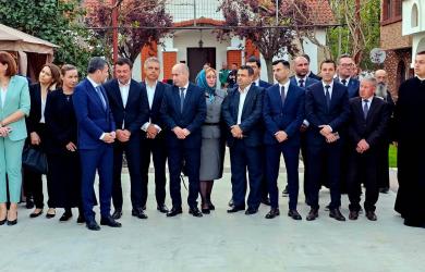 Dizgratios! Gastile de baieti si fete din fruntea judetului posteaza pe retelele sociale cum merg ei pe la manastiri sa-si faca selfie cu moaste