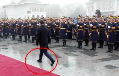 Mucusor a sabotat mersul pe covorul roșu pentru a-i tine in priza pe locuitorii Suveranistanului