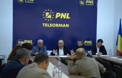 Bolojan a fost în Teleorman: dezvoltarea economică e fudulie, fotbalul e de unde e