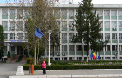 Scandalos! Turnu Măgurele - Un tata denaturat își bate joc de cei 7 copii și de mama lor