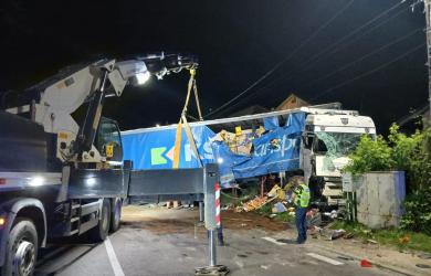 Video si Foto Accident la Seaca: Doua TIR-uri si un autoturism. Unul dintre soferi isi cauta telefonul pe sub scaun