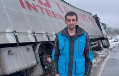 Video Asa te face Politia?! TIR rasturnat! Politia a dus soferul la cazare si a dat pontul la hoti?! Asa sa fie. Asa comenteaza cititorii