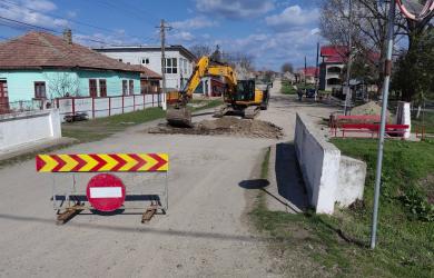 Video Prostie, subventie pe hotie sau cum, in Lunca Dunarii, apa din ploaie se duce in Dunare, iar din Dunare se pompeaza inapoi. Unul dintre exemple: comuna Traian