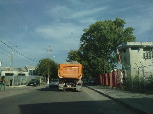 Autocamion incarcat peste normele legale.