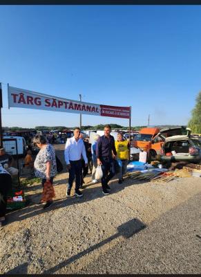 Politicianul-producator isi vinde marfa, vrajeala, in targ